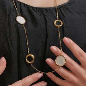 Collana con cerchi in acciaio dorato e inserti in madreperla