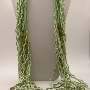 Collana realizzata in seta impreziosita da pietre color verde