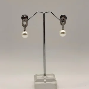 Orecchini impreziositi da perle e luminosi zirconi