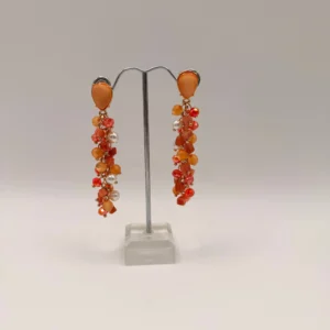 Orecchini color arancio che richiamano lo stile del corallo