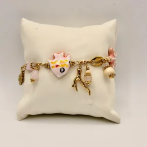 Bracciale decorato con eleganti ciondoli a tema marino