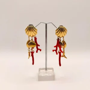Orecchini impreziositi da conchiglie e corallo rosso